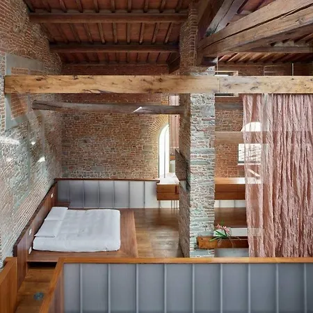 750 Eur - Unique Design 4 Bed Apartment *